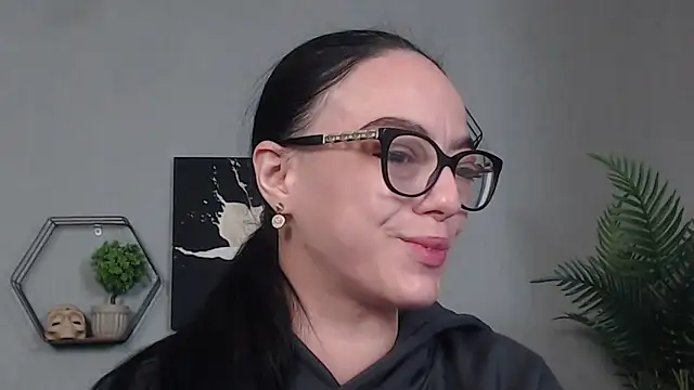 IzabelllNoir online show from May 11, 2026, 7:36 am