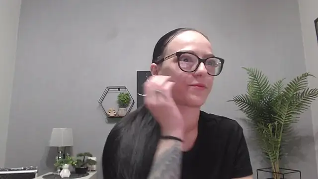 IzabelllNoir online show from May 15, 2026, 5:36 am