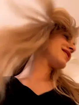 SerenaBennet online show from November 28, 2025, 11:29 pm