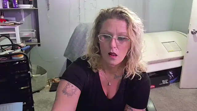 Lisalovely6981 online show from February 2, 2025, 5:15 pm