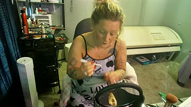 Lisalovely6981 online show from February 16, 2025, 2:32 pm