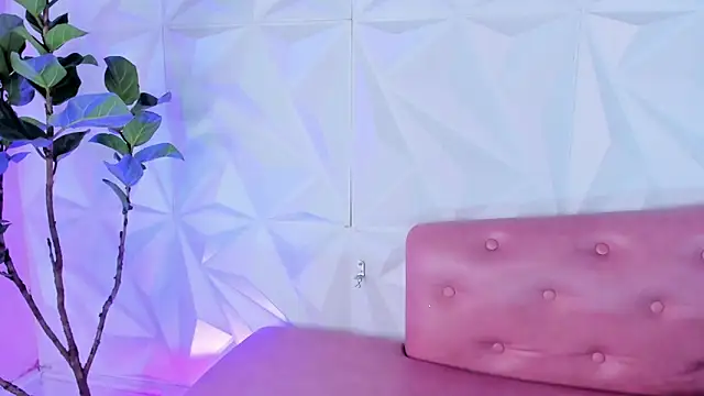 Snapshot of LinnaGardenia chatting on February 10, 2025, 4:47 pm LinnaGardenia online show from February 10, 2025, 4:47 pm