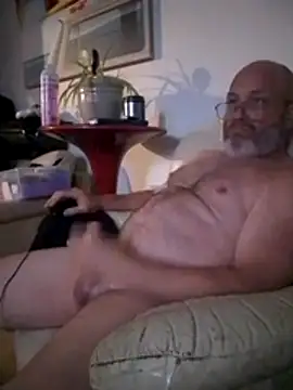 Snapshot of iambradz chatting on April 20, 2026, 11:24 am iambradz online show from April 20, 2026, 11:24 am