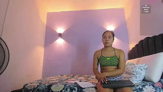 Snapshot of Sofia_Clauss_ chatting on January 5, 2025, 4:36 am Sofia Clauss online show from January 5, 2025, 4:36 am