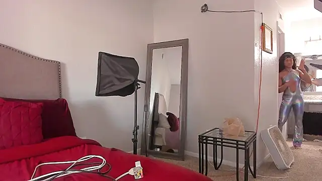 yiauana online show from April 14, 2026, 7:53 pm