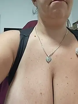 AvaLloyd online show from November 12, 2025, 3:07 am