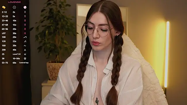 Ester Hill online show from September 20, 2025, 1:06 am