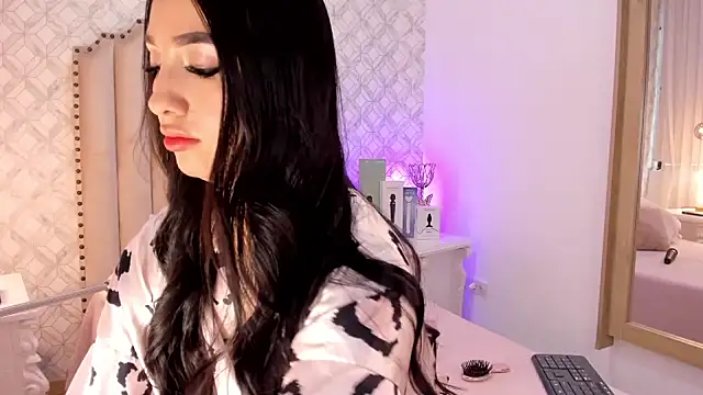 Charlotte  08 online show from February 10, 2025, 8:31 pm