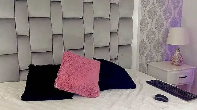 Charlotte  08 online show from November 5, 2025, 7:25 pm