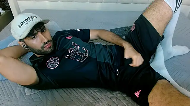 MilanZaire online show from December 18, 2025, 1:55 am