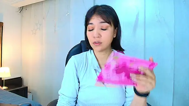 lina bedoya  online show from March 3, 2026, 11:38 am