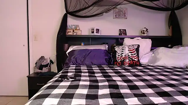 CrystalLakeXO online show from June 25, 2026, 4:01 am