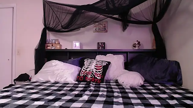 CrystalLakeXO online show from July 22, 2026, 8:06 am
