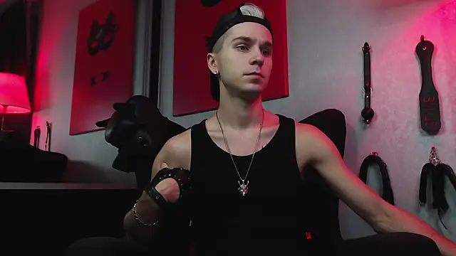 Joseph  Quinn online show from December 14, 2024, 6:09 pm