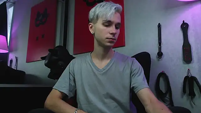 Joseph  Quinn online show from December 15, 2024, 11:23 am