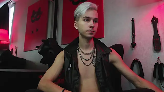 Joseph  Quinn online show from December 17, 2024, 8:01 am