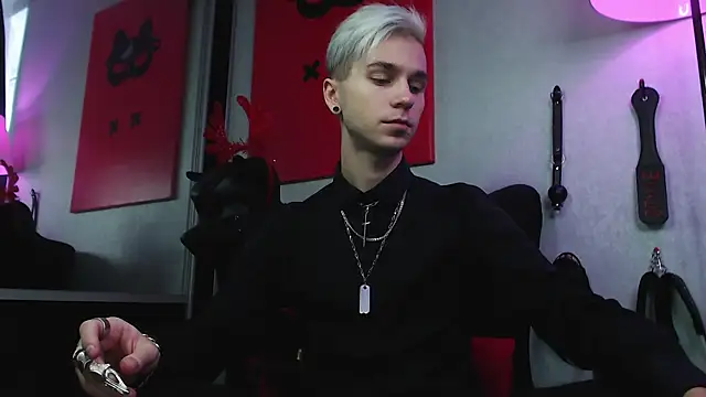 Joseph  Quinn online show from December 18, 2024, 7:58 am