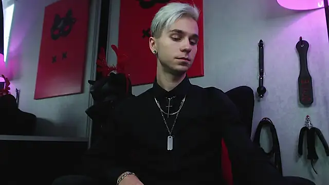 Joseph  Quinn online show from December 18, 2024, 11:02 am