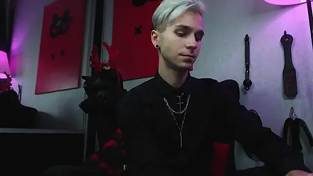 Joseph  Quinn online show from December 18, 2024, 5:10 pm