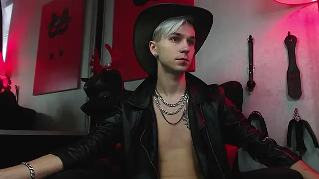 Joseph  Quinn online show from December 19, 2024, 11:39 am