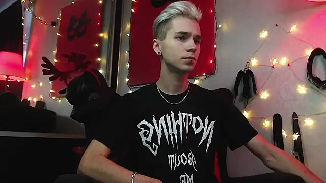 Joseph  Quinn online show from December 23, 2024, 11:04 am