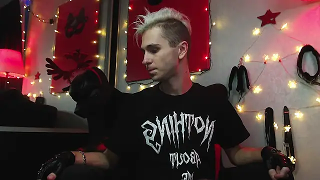 Joseph  Quinn online show from December 23, 2024, 5:22 pm