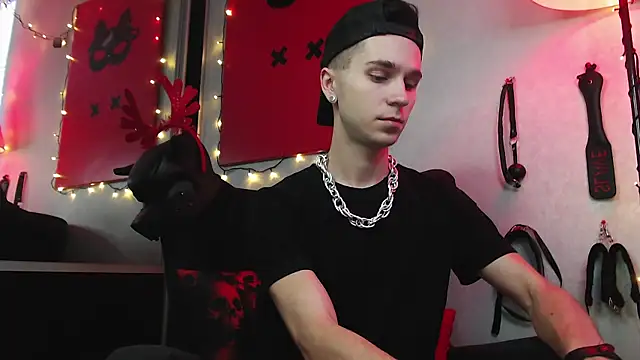 Joseph  Quinn online show from January 4, 2025, 9:00 am