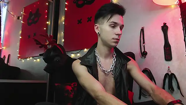 Joseph  Quinn online show from January 5, 2025, 11:48 am