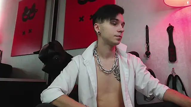 Joseph  Quinn online show from February 5, 2025, 8:43 am