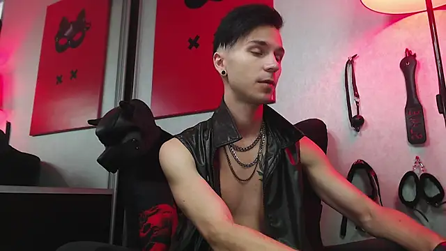 Joseph  Quinn online show from March 6, 2025, 8:52 am