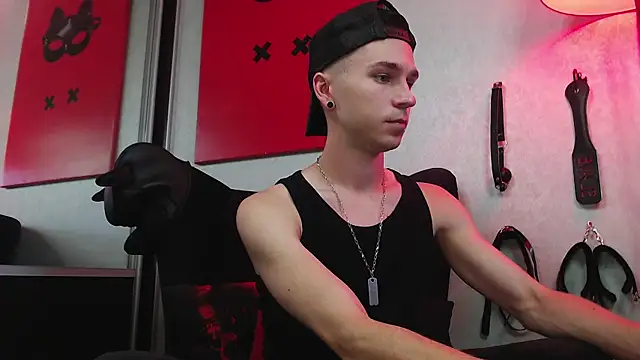 Joseph  Quinn online show from March 9, 2025, 10:41 am