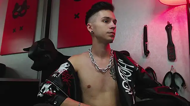 Joseph  Quinn online show from March 10, 2025, 11:10 am