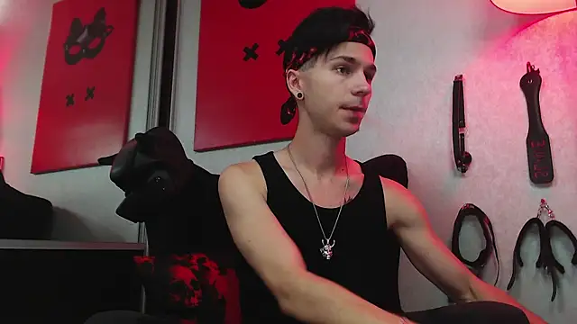 Joseph  Quinn online show from March 20, 2025, 8:53 am