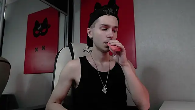 Joseph  Quinn online show from September 20, 2025, 12:50 pm