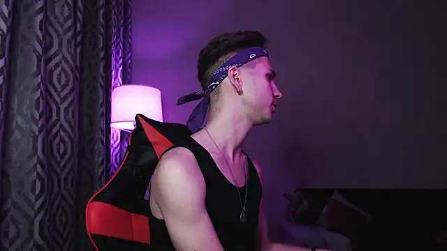 Joseph  Quinn online show from October 15, 2025, 5:13 pm