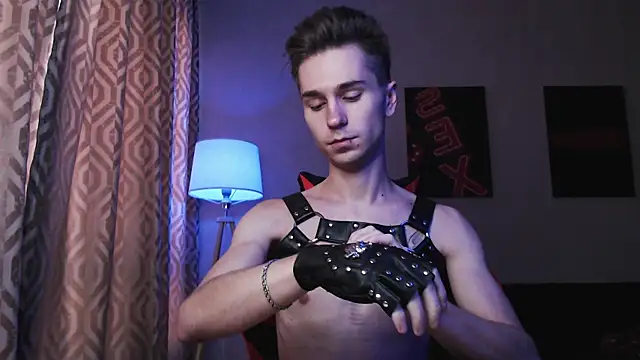 Joseph  Quinn online show from October 17, 2025, 4:04 am