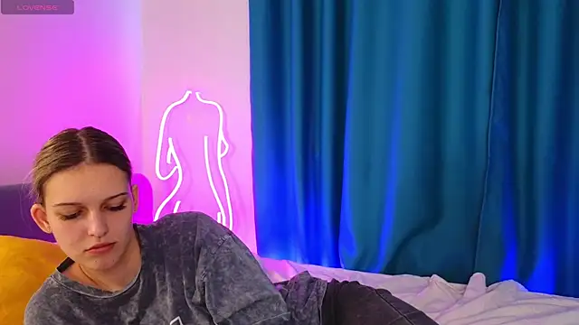 KimberliDean online show from February 28, 2025, 12:09 pm