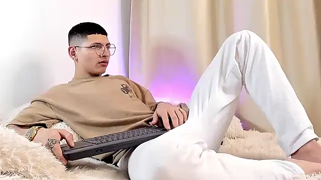 a lejandro 0 8 online show from December 17, 2024, 4:01 am