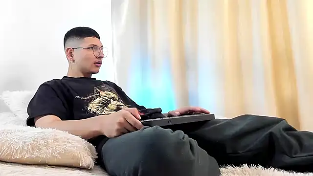 a lejandro 0 8 online show from December 19, 2024, 7:40 pm