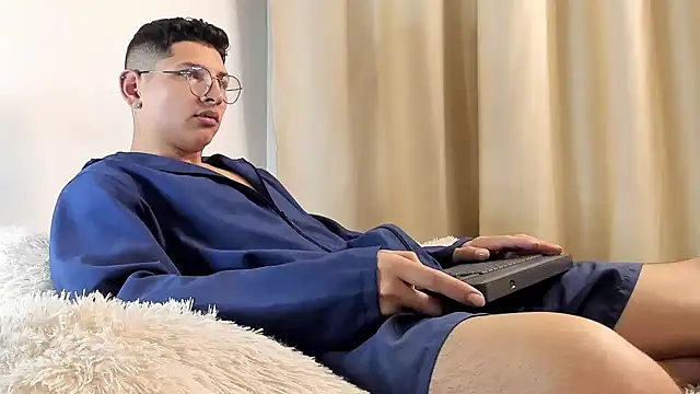 a lejandro 0 8 online show from February 10, 2025, 3:03 am