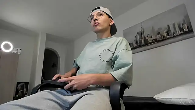 a lejandro 0 8 online show from March 11, 2025, 6:21 am