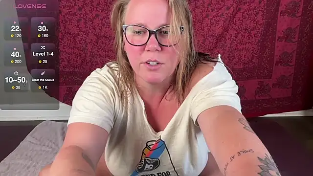 Snapshot of GlitterKitty108 chatting on October 19, 2025, 1:34 pm GlitterKitty108 online show from October 19, 2025, 1:34 pm