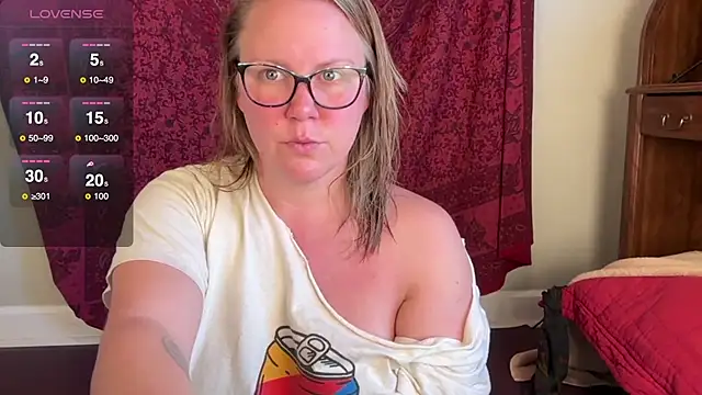 Snapshot of GlitterKitty108 chatting on November 28, 2025, 2:31 pm GlitterKitty108 online show from November 28, 2025, 2:31 pm