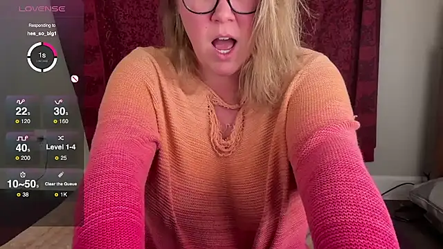 Snapshot of GlitterKitty108 chatting on November 30, 2025, 11:31 pm GlitterKitty108 online show from November 30, 2025, 11:31 pm