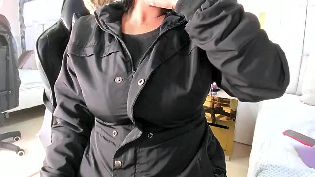 lia mariana online show from March 7, 2026, 5:04 am