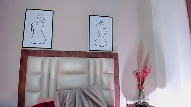 Snapshot of SiennaVidaal chatting on December 10, 2024, 12:06 am SiennaVidaal online show from December 10, 2024, 12:06 am