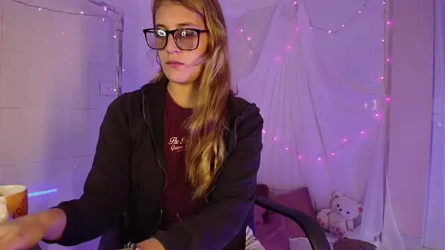 Giia paiige18 online show from November 6, 2025, 1:34 pm