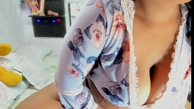 Snapshot of 2020vanessapalecia chatting on December 14, 2024, 9:45 pm 2020vanessapalecia online show from December 14, 2024, 9:45 pm