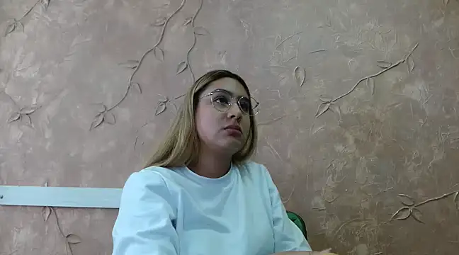 Miabonnett  online show from March 18, 2025, 6:15 pm