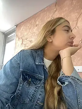 Miabonnett  online show from November 5, 2025, 12:16 pm